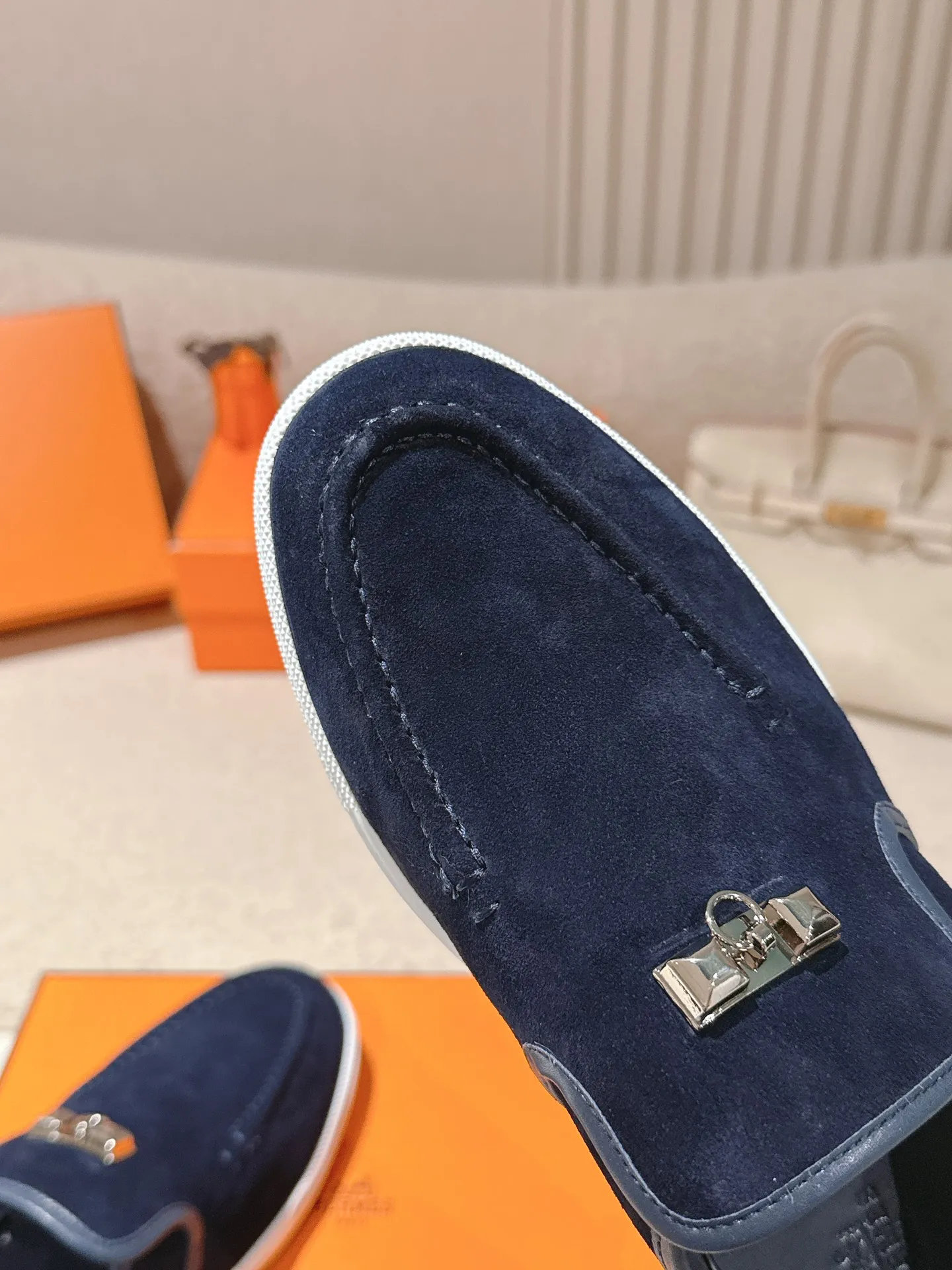 Men's Men's Shoes 600💰 Hermes# Couple Studded Loafers Calfskin and suede goatskin lace-up free sneakers with signature "H" detail. The design is simple and smooth, creating a fashionable urban look. It is comfortable and versatile. H family classics are not outdated, and the delivery counter is exquisitely packaged🛍📦 Fabric: Original customized imported first-layer cowhide/cow down Lining: Imported soft sheepskin Sole: Original open-molded anti-slip TPU material Size: 35-45